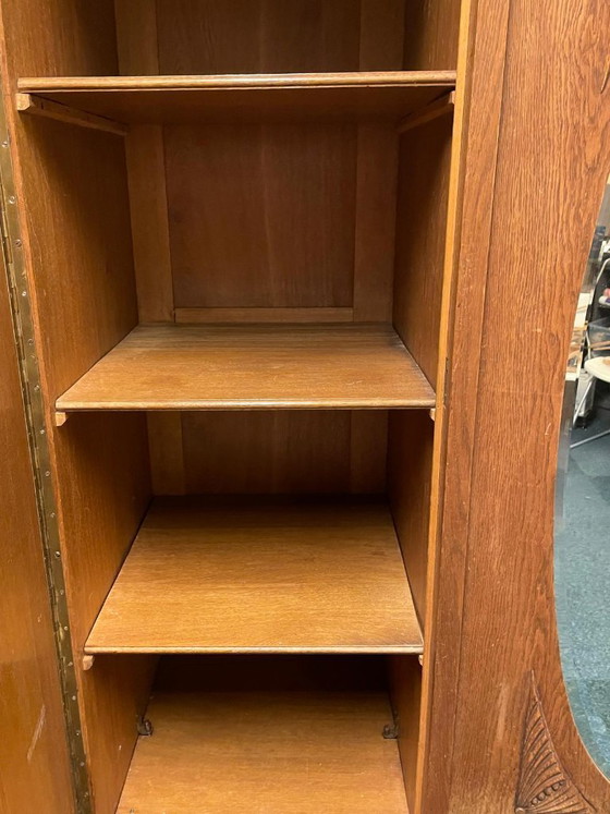 Image 1 of Armario antiguo con 3 puertas, cajones y espejo.