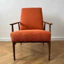 Poltrona vintage arancione polacca: poltrona moderna di metà secolo, restaurata