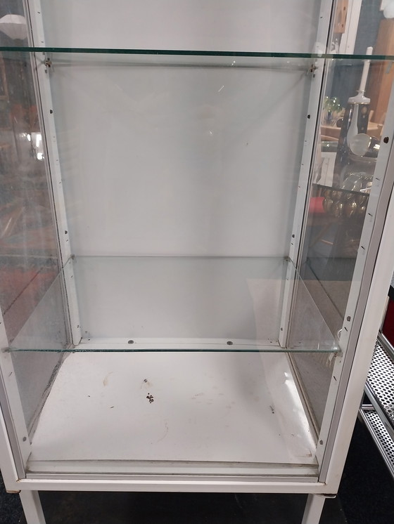 Image 1 of 1 mobiletto da farmacia in metallo bianco, anni '50, prodotto in Polonia