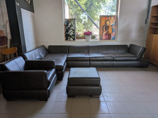 Conjunto de sofá seccional de cuero de diseño W. Schillig con sillón y otomana con espacio de almacenamiento.