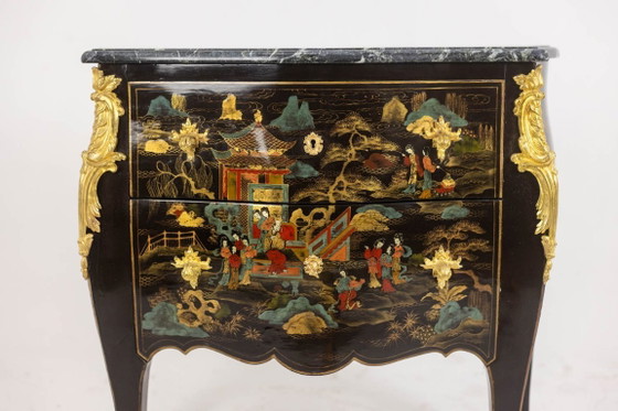 Image 1 of Commode sauteuse de style Louis XV en laque. Années 1950.