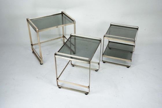 Image 1 of Ensemble de trois tables d'appoint gigognes en aluminium doré et verre – Italie, années 1970