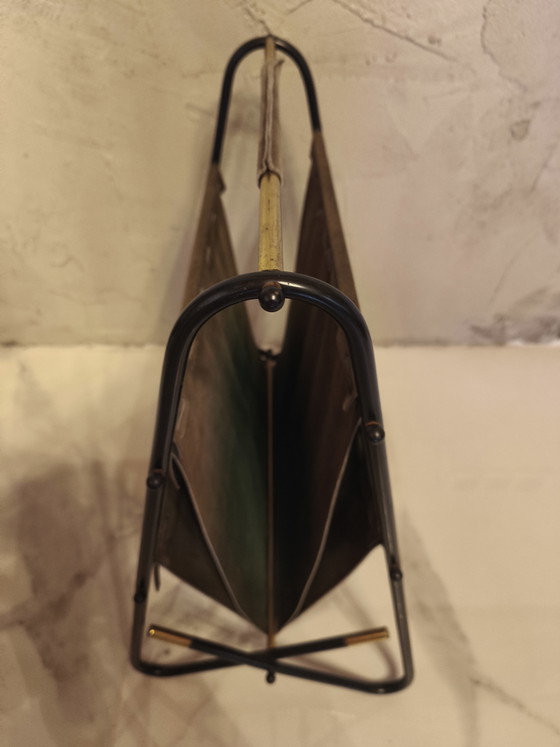 Mid-century 3-tier Magazine rack in Leather / Brass in Carl Auböck Style, 1950s – Metal (photo 3 of 8)