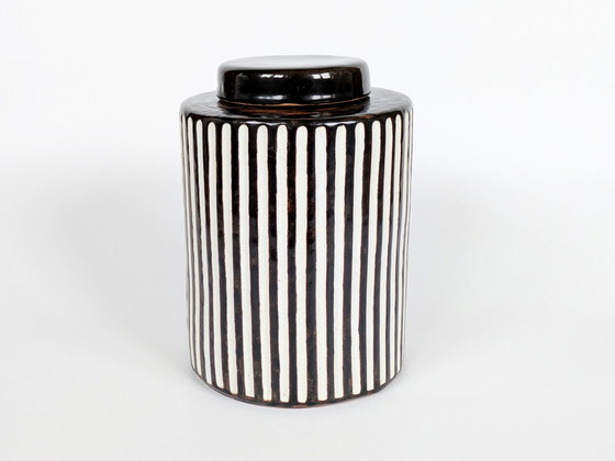 Image 1 of Recipiente de cerámica de mediados de siglo con tapa y rayas marrones y crema