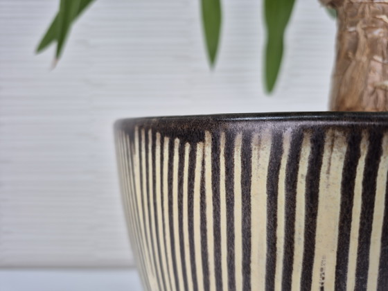 Image 1 of Pot de fleurs XXL en céramique des années 1950. Jardinière vintage « Zèbre ».