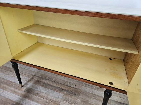 Image 1 of Aparador de caoba de mediados de siglo de 1960 con tapa de cristal