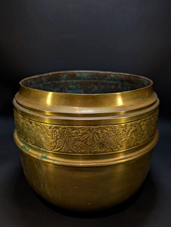 Maceta grande de latón del siglo XIX – Brass (photo 4 of 7)
