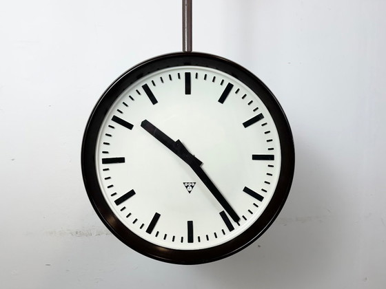 Image 1 of Grote industriële bakelieten dubbelzijdige fabrieksklok van Pragotron, jaren 50