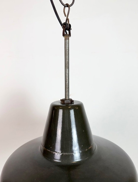 Image 1 of Industriële zwarte emaille fabriekslamp met ijzeren bovenkant, jaren 1950