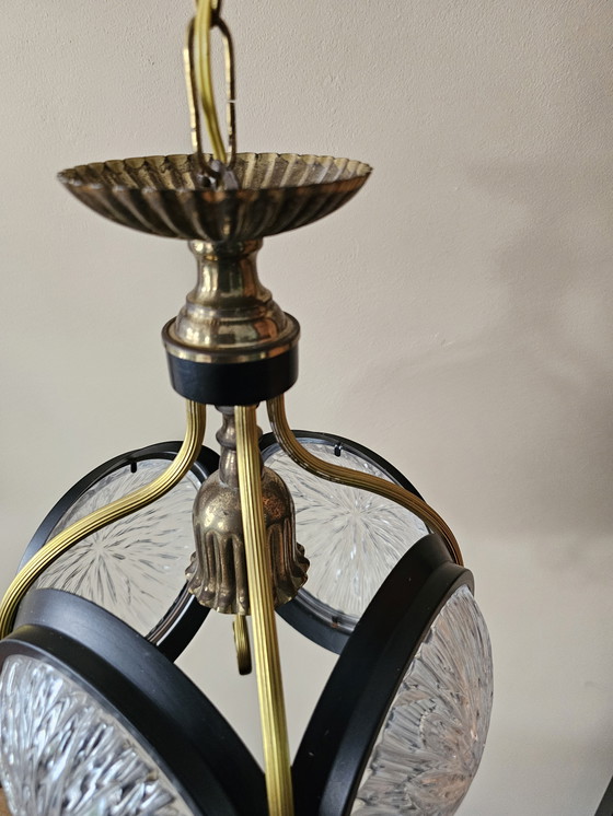 Image 1 of Lampada a sospensione vintage in ottone e nero con 4 paralumi in vetro