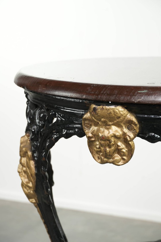 Image 1 of Antieke Engelse bistro/ bijzettafel met een gietijzeren onderstel uit begin 20e eeuw en een massief houten tafelblad