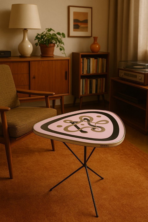 Erdal-Beistelltisch aus der Mitte des 20. Jahrhunderts – rosa Emaille – Belgien, 1950er Jahre