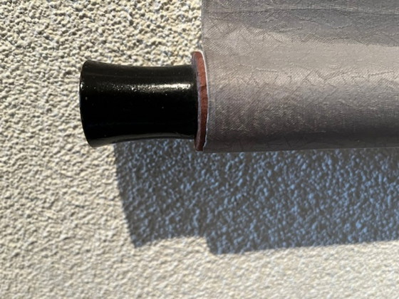 Image 1 of Rouleau suspendu chinois, 1985. Calligraphie représentant deux caractères chinois : Teng Fei