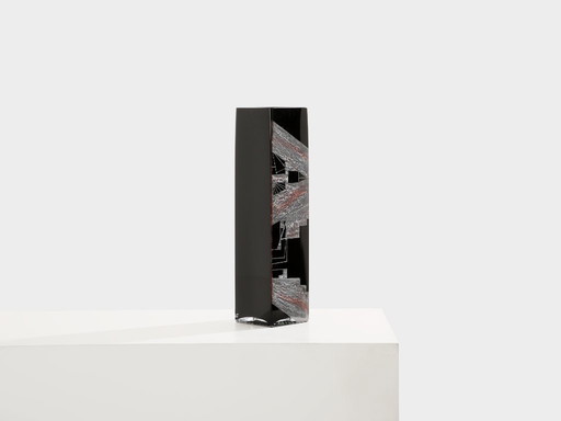 Jarrón rojo de cristal opalino negro Art Déco de Anatole Riecke, 1949.
