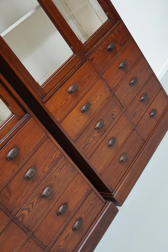 Image 1 of Grand meuble d'apothicaire/vitrine ancien belge en pin pitchpin, vers 1900