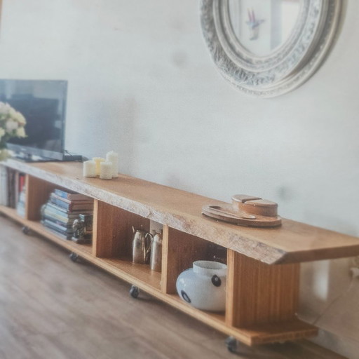 Un bellissimo armadio in legno.