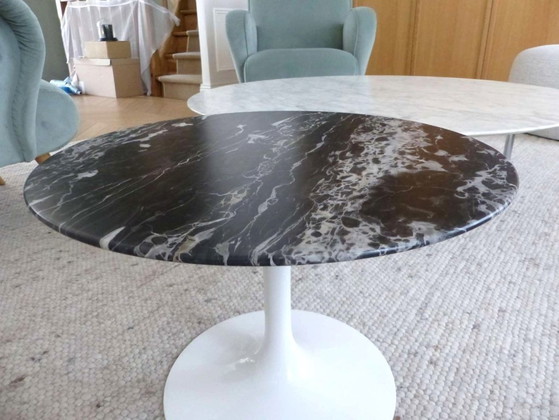 Image 1 of “Saarinen Side Table” pedestal table in satin Portoro Silver marble by Knoll design Eero Saarinen - 51 cm