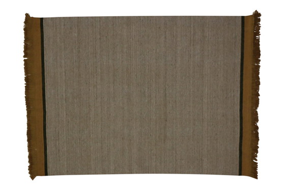 Image 1 of Neben Teppichen, Teppichfarbe noch nicht bekannt