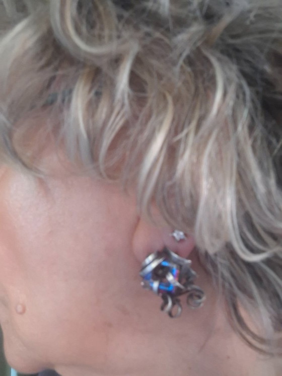 Image 1 of Originele zilveren oorbellen van Ostrowski Design met Swarovski-kristallen.