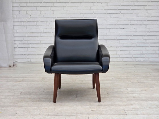 Image 1 of Deense fauteuil uit de jaren 70, zwart kunstleer, poten van teakhout.