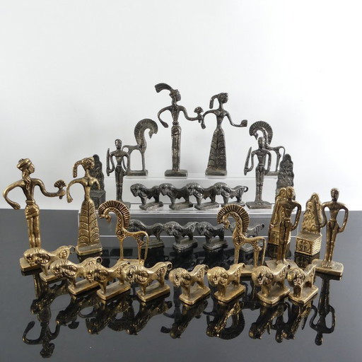 Minoïsche schaakstukken, metaal, ontworpen door Christoferus Sklavenitis, hoogte 14 cm