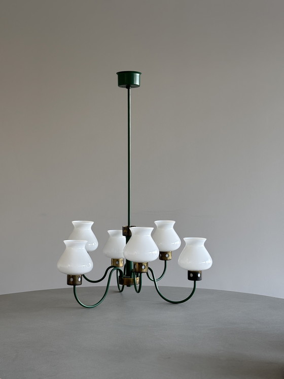 Image 1 of Lampadario vintage italiano a 6 luci - dettagli verde bosco e oro, paralumi in vetro opalino