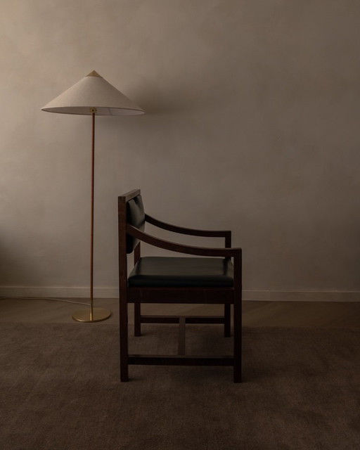 Vintage Houten Armstoel Met Zwart Kunstleer, Scandinavische Stijl