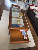 Engelse salontafel met glassen blad en laden 