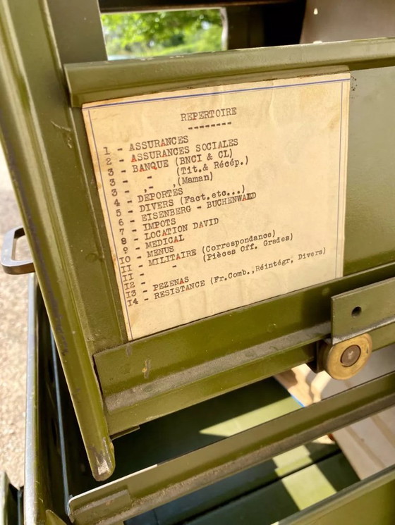 Image 1 of Antieke metalen archiefkast in militaire stijl met 4 laden, geschikt voor archivering, opslag of het ordenen van documenten.