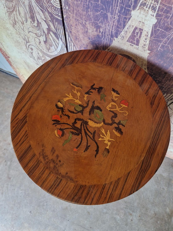 Image 1 of Klassische runde Kommode Beistelltisch, mit verzierten Dekoration 3 Schubladen und Messing Dekorationen dim. 36x36cm und 81cm ho