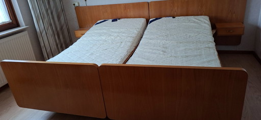 Doppelbett, bestehend aus 2 Einzelmatratzen, deren Fuß- und Kopfende jeweils hochgeklappt werden können.