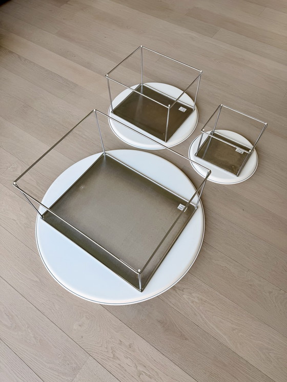 Image 1 of Trois tables d'appoint B&B Italia FAT FAT blanches avec cadre chromé