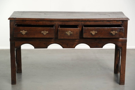 Mooie En Sierlijke Engelse Dresser Uit Begin 18e Eeuw Gemaakt Van Eikenhout Met Prachtige Details En Een (photo 3 of 11)