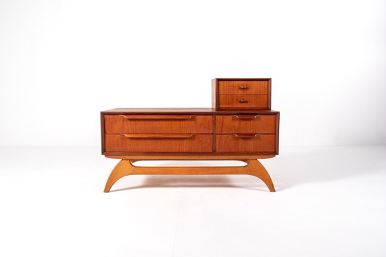 Image 1 of Cómoda baja de teca de mediados de siglo con espejo – Cómoda danesa de estilo lowboy, década de 1950