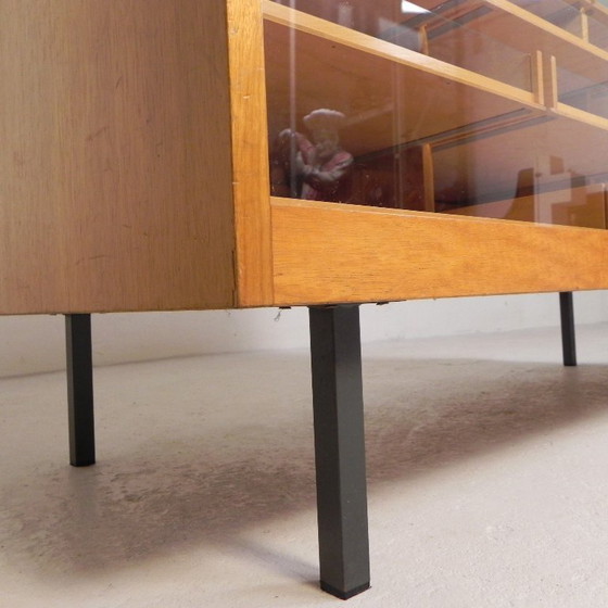 Image 1 of Mostrador/vitrina de exhibición de Ladenbau Brixius, 150 cm de largo, década de 1950.