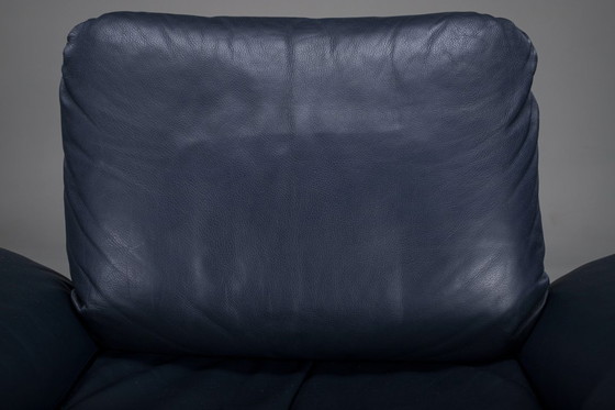 Image 1 of Poltrona danese in teak e pelle blu navy di Komfort, anni '70