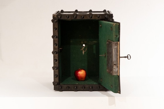 Image 1 of Bauche. Antiker kleiner Reisesafe aus Metall. Napoleon III.