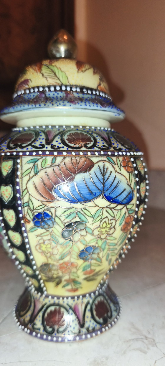 Vintage Chinese Vase, Hand-Painted Porcelain - Height: 26 cm, with Lid. Vintage Period: 1980s-1990s (photo 4 of 8)