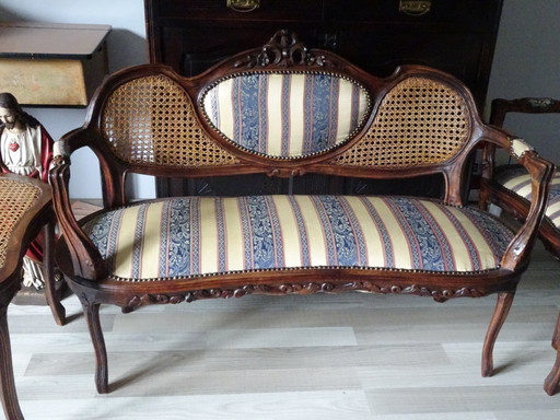 Antique spacious 2-seater sofa in exceptionally good condition