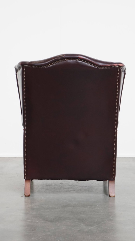 Image 1 of Bordeauxrode Rundleren Oorfauteuil in Engelse Stijl