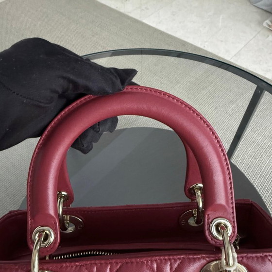 Image 1 of DIOR LADY MEDIUM - PELLE DI AGNELLO CANNAGE BORDEAUX ROSSO SCURO, DETTAGLI ORO, CINTURINO REGOLABILE