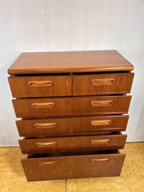 Image 1 of Grote ladekast van teakhout in retro vintage mid-century stijl van GPlan 1960. Breng de elegantie van mid-century modern design 