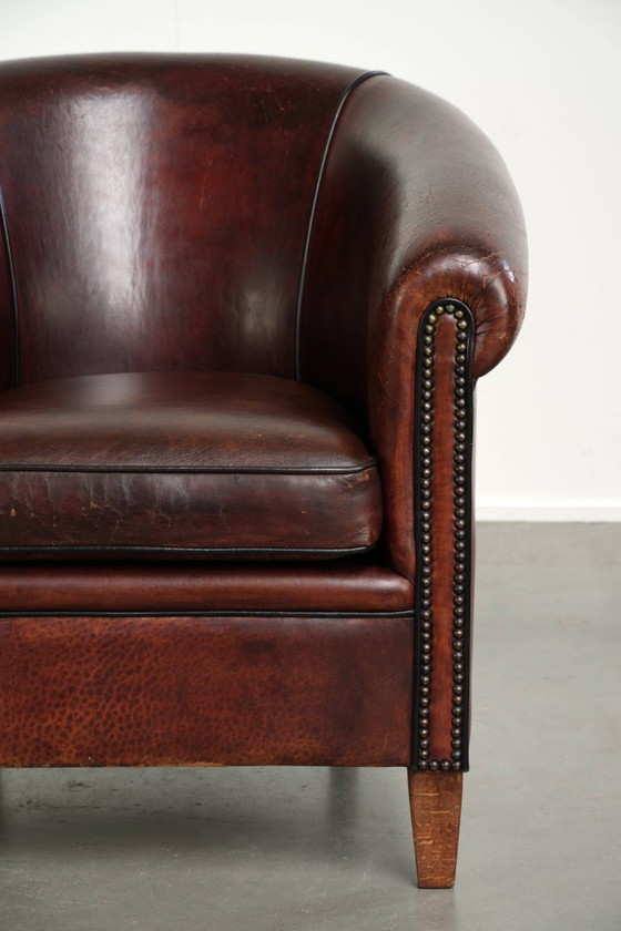 Stoere vintage schapenleren clubfauteuil met mooie kleuren en een luxe afwerking met siernagels en zwarte (photo 9 of 12)