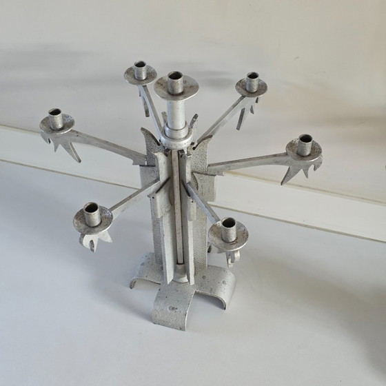 Image 1 of Set van 2 unieke grote vintage brutalistische aluminium kandelaars — toegeschreven aan Helmut Schluter — 7 kaarsen — Duitsland 