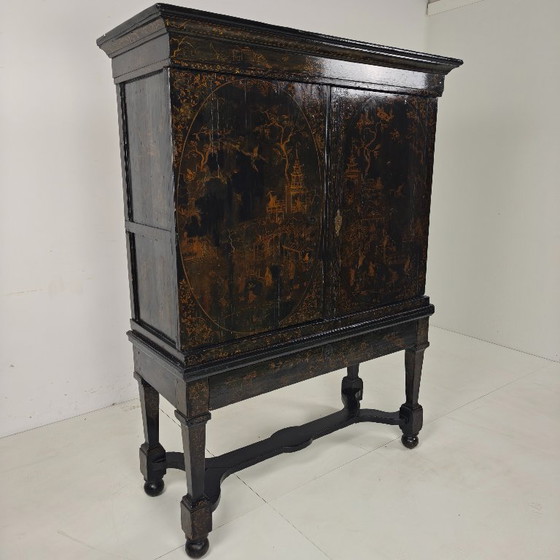 Image 1 of Ein seltener niederländischer Chinoiserie-Schrank aus dem frühen 18. Jahrhundert, lackiert, um 1700.