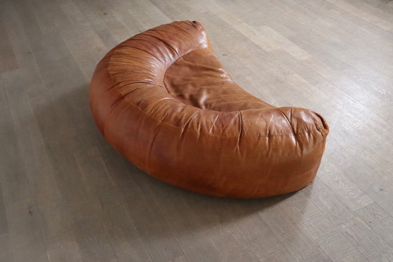 Image 1 of Canapé Croissant en cuir cognac par Raphael Raffel pour Honore Paris, 1970