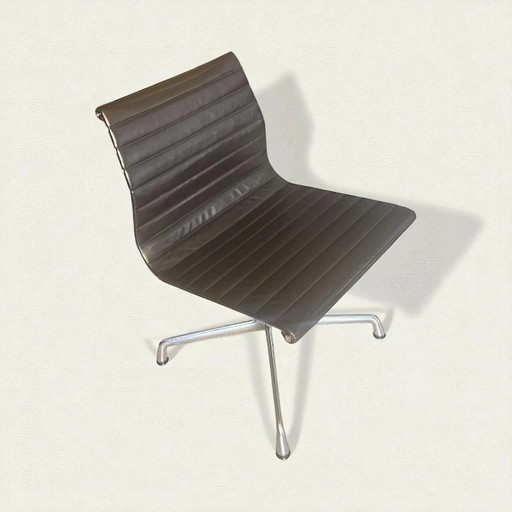 Original Vintage Vitra EA 105 hergestellt 1986. Ray und Charles Eams Drehstuhl mit dunkel braunem Lederbezug und Label