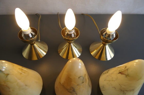 Image 1 of Tre caratteristiche lampade da tavolo Art Déco, coniche, in ottone e vetro marmorizzato