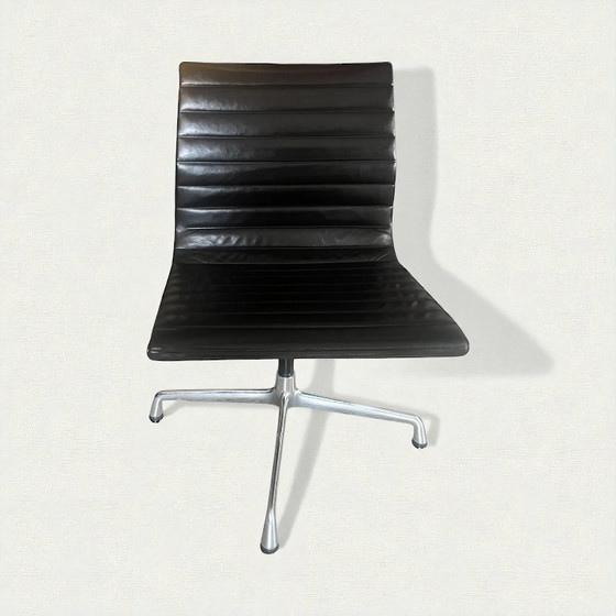 Image 1 of Original Vintage Vitra EA 105 hergestellt 1986. Ray und Charles Eams Drehstuhl mit dunkel braunem Lederbezug und Label