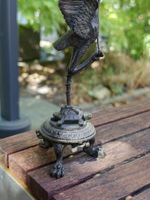 Grue en bronze chinoise du XIXe siècle avec serpent sur tortue